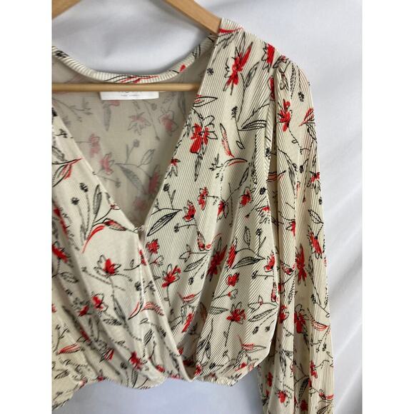 ASTR the Label V Neck Pleated Floral Crop Long Sleeve Top Size Medium - Picture 3 of 5